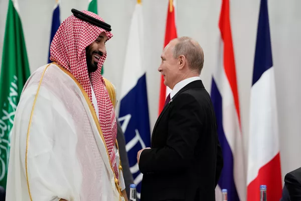 الرئيس الروسي فلاديمير بوتين مع ولي العهد السعودي الملك محمد بن سلام خلال قمة العشرين