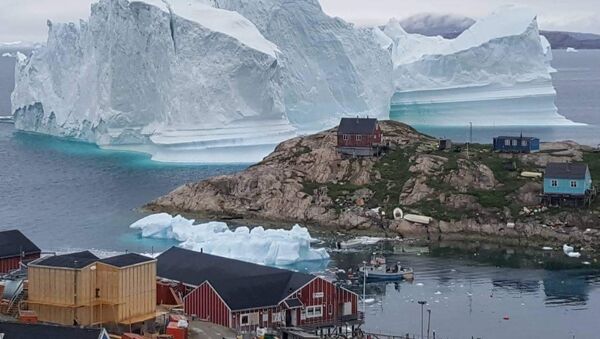 ذوبات الجليد بالقرب من بلدة إنارسيوت، غرينلاند 13 يوليو/ تموز 2018 - سبوتنيك عربي