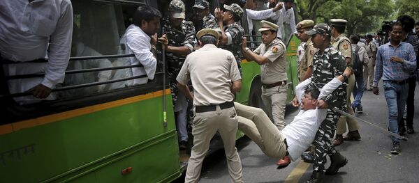 الشرطة الهندية تعتقل نشطاء شباب في حزب المؤتمر المعارض احتجاجًا على مقتل أكثر من 100 طفل بسبب التهاب الدماغ في ولاية بيهار الهندية، خارج مقر وزير الصحة الهندي في نيودلهي، الهند، 27 يونيو/ حزيران 2019 - سبوتنيك عربي