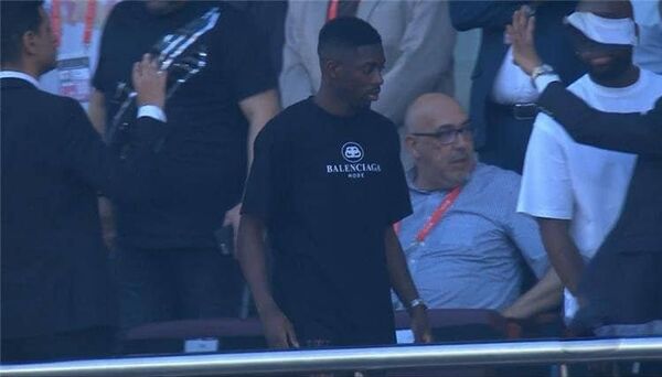 عثمان ديمبلي لاعب برشلونة في مدرجات مباراة الجزائر مع السنغال في أمم أفريقيا - سبوتنيك عربي