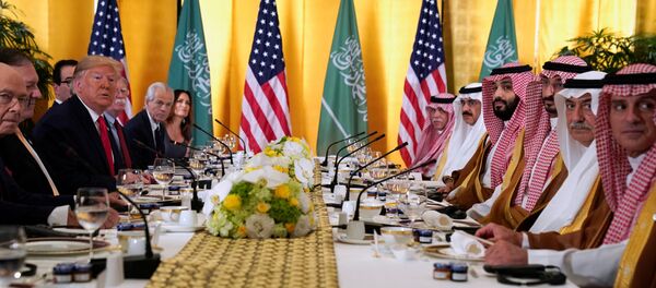 الرئيس الأمريكي دونالد ترامب يحضر اجتماع عمل مع ولي العهد السعودي الأمير محمد بن سلمان خلال قمة قادة مجموعة العشرين في أوساكا. الرئيس الأمريكي دونالد ترامب يحضر اجتماع عمل مع ولي العهد السعودي الأمير محمد بن سلمان خلال قمة قادة مجموعة العشرين في أوساكا. - سبوتنيك عربي