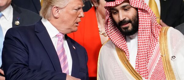 الرئيس الأمريكي دونالد ترامب يتحدث إلى ولي العهد السعودي الأمير محمد بن سلمان خلال حضور قمة قادة مجموعة العشرين في أوساكا ، اليابان - سبوتنيك عربي