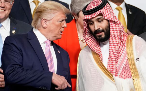 الرئيس الأمريكي دونالد ترامب يتحدث إلى ولي العهد السعودي الأمير محمد بن سلمان خلال حضور قمة قادة مجموعة العشرين في أوساكا ، اليابان - سبوتنيك عربي