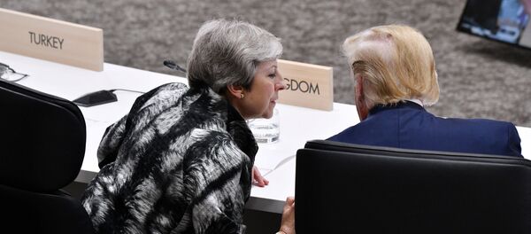 رئيسة وزراء بريطانيا تيريزا ماي تتحدث مع الرئيس الأمريكي دونالد ترامب خلال الجلسة الختامية لقمة قادة مجموعة العشرين في أوساكا - سبوتنيك عربي