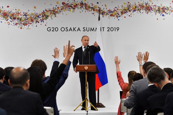 الرئيس الروسي فلاديمير بوتين يشير إلى أحد الصحفيين لطرح سؤال خلال مؤتمره الصحفي على هامش قمة مجموعة العشرين في أوساكا - سبوتنيك عربي