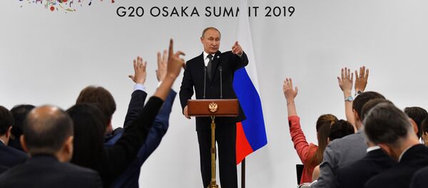 الرئيس الروسي فلاديمير بوتين يشير إلى أحد الصحفيين لطرح سؤال خلال مؤتمره الصحفي على هامش قمة مجموعة العشرين في أوساكا - سبوتنيك عربي