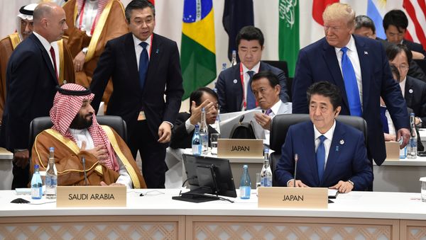 الرئيس الأمريكي دونالد ترامب ينظر إلى محمد بن سلمان ولي عهد المملكة العربية السعودية في جلسة مشاركة المرأة في القوى العاملة الرئيس الأمريكي دونالد ترامب ينظر إلى محمد بن سلمان ولي عهد المملكة العربية السعودية في جلسة مشاركة المرأة في القوى العاملة - سبوتنيك عربي