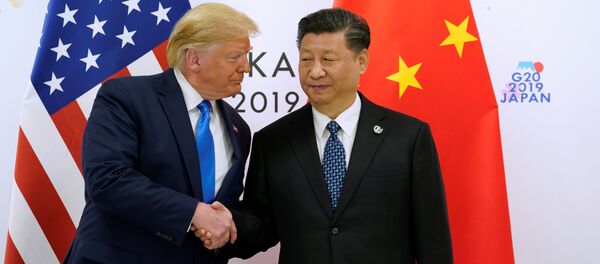 الرئيس الأمريكي دونالد ترامب والرئيس الصيني شي جين بينغ يتصافحان في اجتماعهما الثنائي خلال قمة قادة مجموعة العشرين في أوساكا باليابان - سبوتنيك عربي