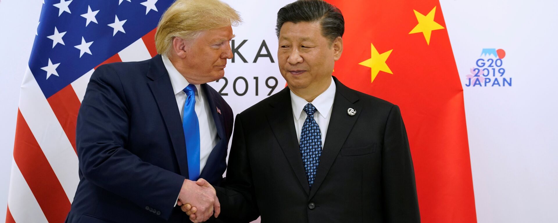 الرئيس الأمريكي دونالد ترامب والرئيس الصيني شي جين بينغ يتصافحان في اجتماعهما الثنائي خلال قمة قادة مجموعة العشرين في أوساكا باليابان - سبوتنيك عربي, 1920, 08.04.2026
