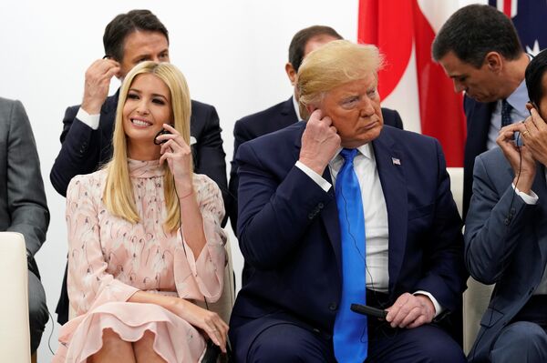 الرئيس الأمريكي دونالد ترامب وكبيرة مستشاري البيت الأبيض إيفانكا ترامب يحضران حدثًا لتمكين المرأة خلال قمة قادة مجموعة العشرين في أوساكا باليابان - سبوتنيك عربي