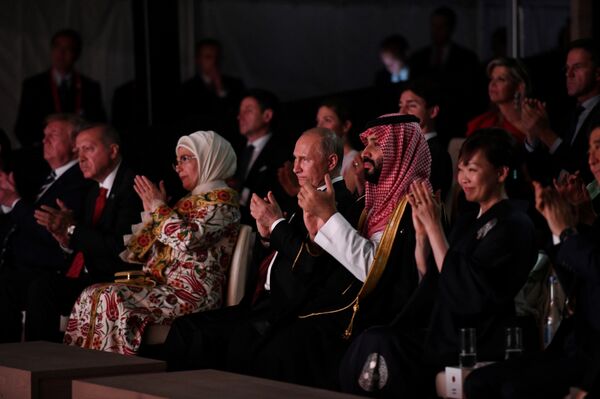 قادة ووفود بلدان مجموعة العشرين بمن فيهم الرئيس الروسي فلاديمير بوتين والرئيس التركي رجب طيب أردوغان وولي عهد المملكة العربية السعودية محمد بن سلمان يحضرون حدثًا ثقافيًا في أوساكا جيهينكان في أوساكا باليابان - سبوتنيك عربي