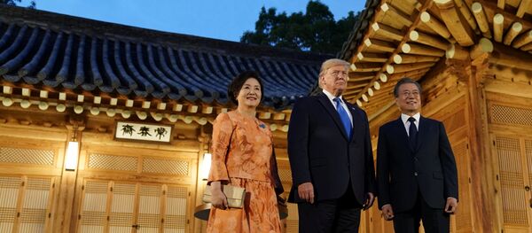 الرئيس الكوري الجنوبي مون جاي-إن وزوجته كيم جونج سوك والرئيس الأمريكي دونالد ترامب يلتقطان صورة قبل العشاء في البيت الرئاسي الأزرق في سيول بكوريا الجنوبية  - سبوتنيك عربي