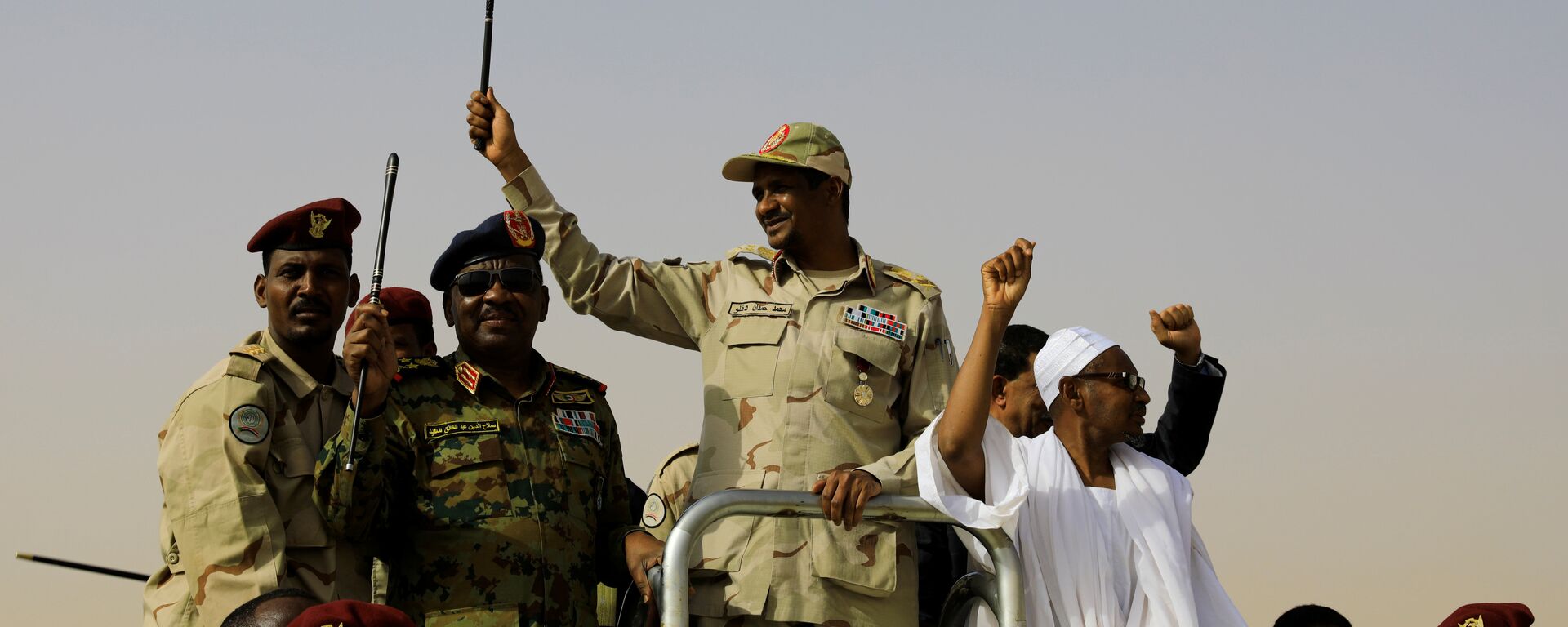 الفريق محمد حمدان دقلو يحيي أنصاره عند وصوله إلى اجتماع في قرية أبراج - سبوتنيك عربي, 1920, 11.01.2021