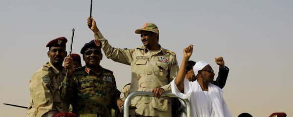 الفريق محمد حمدان دقلو يحيي أنصاره عند وصوله إلى اجتماع في قرية أبراج الفريق محمد حمدان دقلو يحيي أنصاره عند وصوله إلى اجتماع في قرية أبراج - سبوتنيك عربي