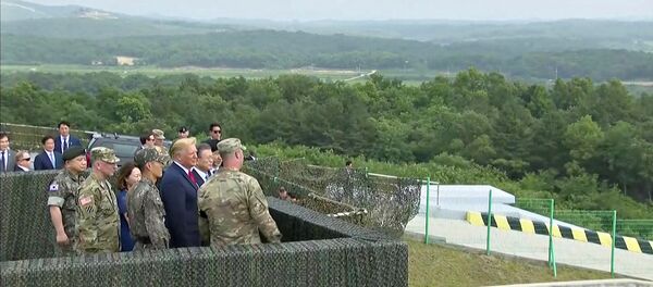 الرئيس الأمريكي ترامب على الحدود بين الكوريتين - سبوتنيك عربي