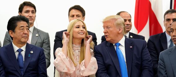 إيفانكا ترامب مع الرئيس الأمريكي دونالد ترامب في قمة العشرين في مدينة أوساكا اليابانية - سبوتنيك عربي