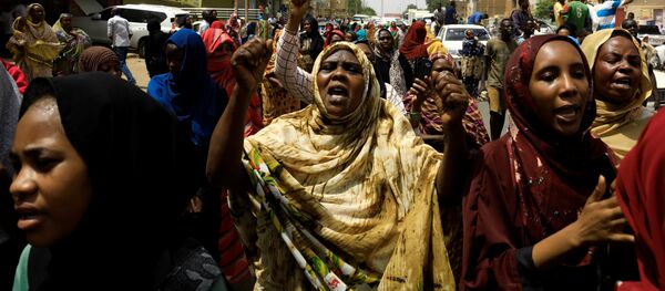 أهالي وأقارب ثلاثة سودانيين قتلوا بالرصاص يهتفون وهم يحملون الجثث في مدينة أم درمان - سبوتنيك عربي