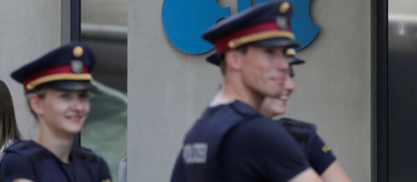 ضباط الشرطة يقفون خارج مقر منظمة الدول المصدرة للنفط (أوبك) في فيينا - سبوتنيك عربي