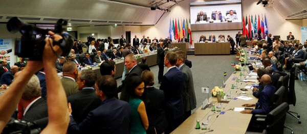 الصحفيون ينتظرون في بداية اجتماع أوبك في فيينا - سبوتنيك عربي