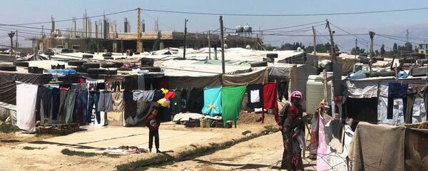 مخيم للاجئين السوريين على ضفة نهر الليطاني في لبنان - سبوتنيك عربي