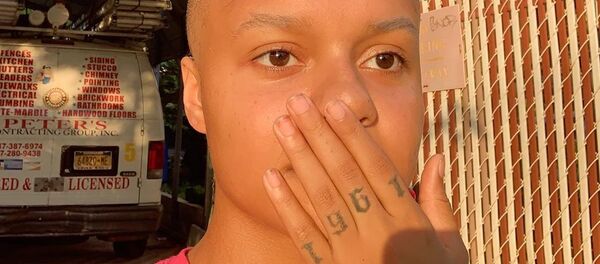 فتاة أمريكية تفقد شعرها أثناء قيامها بتجربة خلال البث المباشر (فيديو) - سبوتنيك عربي