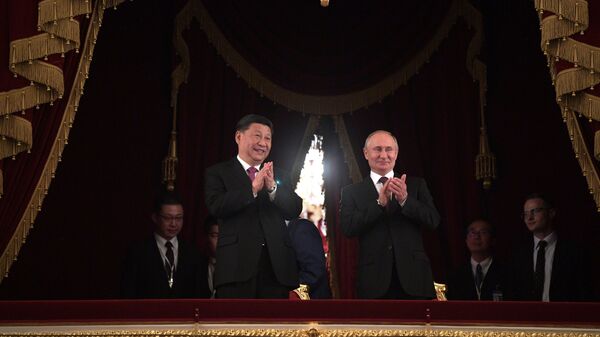  لقاء الرئيس فلاديمير بوتين مع نظيره الصيني شي جين بينغ في مساء احتفالي في مسرح بولشوي تياتر (المسرح الكبير)، بمناسبة مرور 70 عاما على إنشاء العلاقات بين روسيا والصين، موسكو 5 يونيو/ حزيران 2019 - سبوتنيك عربي