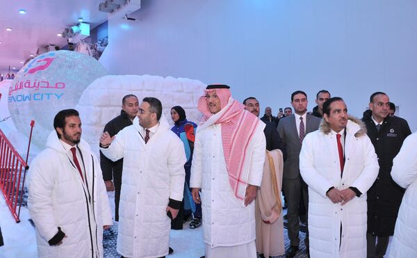 سفير السعودية داخل مدينة الثلج بالقاهرة  - سبوتنيك عربي