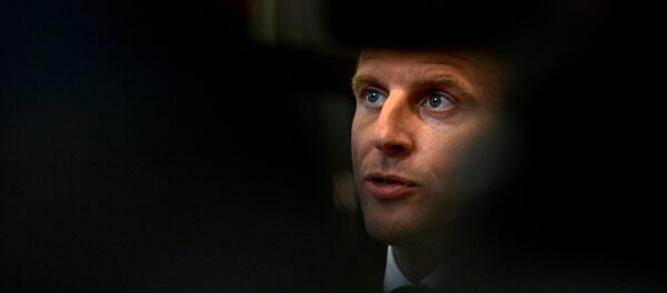 الرئيس الفرنسي إيمانويل ماكرون يغادر قمة قادة الاتحاد الأوروبي في بروكسل - سبوتنيك عربي