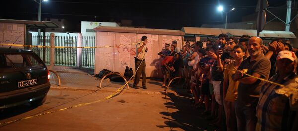 شهود عيان ينظرون إلى المكان الذي فجر فيه رجل نفسه في منطقة منحلة في تونس - سبوتنيك عربي