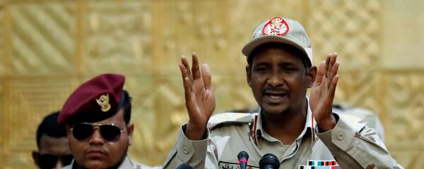 الفريق محمد حمدان حميدتي يخاطب أنصاره خلال اجتماع في الخرطوم الفريق محمد حمدان حميدتي يخاطب أنصاره خلال اجتماع في الخرطوم - سبوتنيك عربي