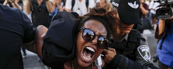 الشرطة الإسرائيلية تحتجز المتظاهرين أثناء تظاهرة ضد وحشية الشرطة في تل أبيب، التي قتل على اثرها شاب أثيوبي، 3 يوليو/ تموز 2019 - سبوتنيك عربي