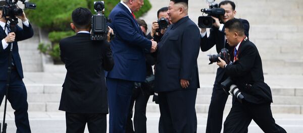 رئيس الولايات المتحدة دونالد ترامب وزعيم كوريا الشمالية كيم جونغ أون خلال اجتماعهما في بانمونجوم 30 يونيو/ تموز 2019 - سبوتنيك عربي