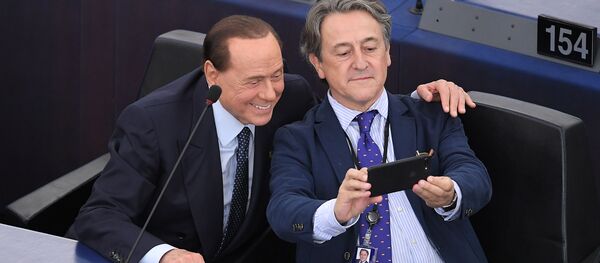 رئيس الوزراء الإيطالي السابق سيلفيو برلسكوني يلتقط صورة سيلفي مع عضو البرلمان الأوروبي الإسباني الجديد هيرمان تيرش، ستراسبورغ، فرنسا 2 يوليو/ تموز 2019 - سبوتنيك عربي