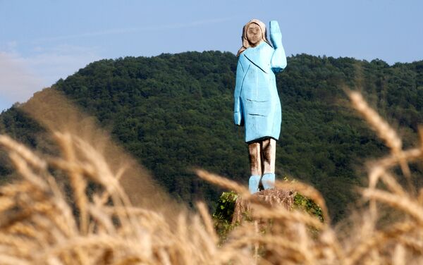 الكشف رسمياً عن تمثال خشبي بالحجم الطبيعي للسيدة الأولى في الولايات المتحدة ميلانيا ترامب في روزنو بالقرب من مسقط رأسها في سفنيكا - سبوتنيك عربي
