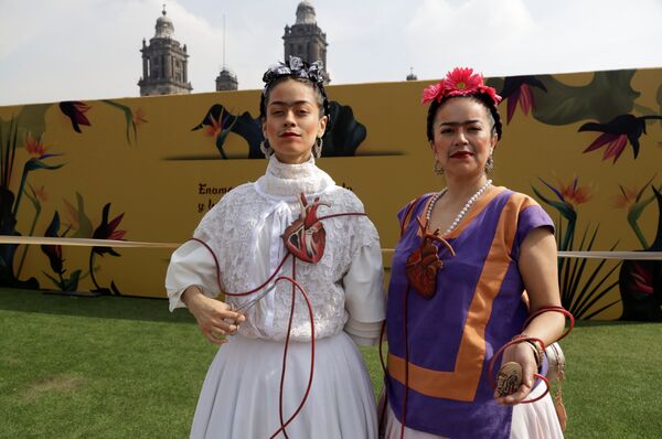 ممثلتان يمثلان لوحة فريدا كالو خلال معرض لوس كولورز دي فريدا كالو في ميدان زوكالو في مكسيكو سيتي - سبوتنيك عربي