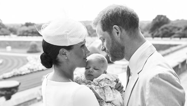 الأمير هاري وزوجته ميغان ماركل مع طفلهما آرتشي بعد تعميده - سبوتنيك عربي