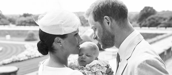 الأمير هاري وزوجته ميغان ماركل مع طفلهما آرتشي بعد تعميده الأمير هاري وزوجته ميغان ماركل مع طفلهما آرتشي بعد تعميده - سبوتنيك عربي