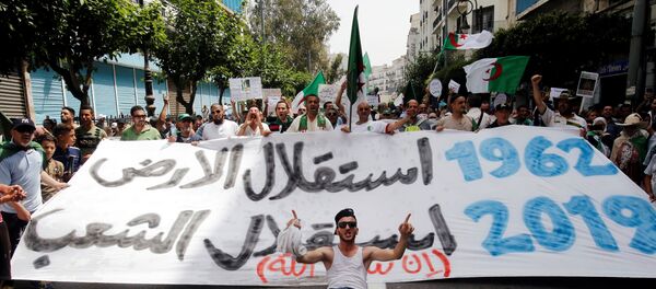مظاهرات في الجزائر العاصمة في ذكرى الاستقلال - سبوتنيك عربي