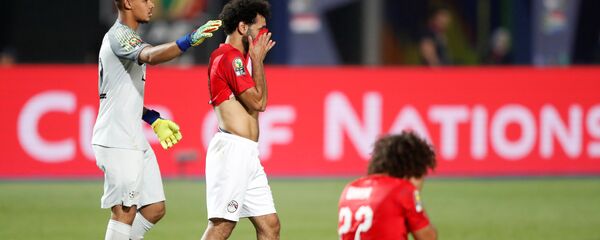 لاعبا منتخب مصر محمد صلاح وعمرو وردة بعد هزيمة فريقهم أمام جنوب أفريقيا لاعبا منتخب مصر محمد صلاح وعمرو وردة بعد هزيمة فريقهم أمام جنوب أفريقيا - سبوتنيك عربي