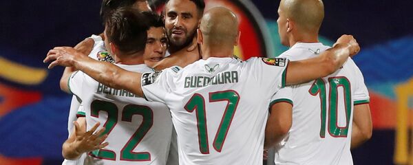 فرحة لاعبي منتخب الجزائر بعد التأهل لربع نهائي أمم أفريقيا - سبوتنيك عربي