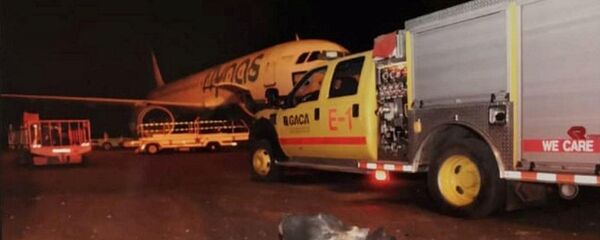 حطام في مطار أبها في المملكة العربية السعودية بعد أن هاجمته جماعة الحوثي اليمنية - سبوتنيك عربي