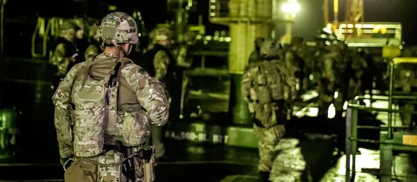 جنود بريطانيون خلال عملية تفتيش على ناقلة النفط العملاقة غريس 1 للاشتباه في أنها تحمل النفط الخام الإيراني - سبوتنيك عربي