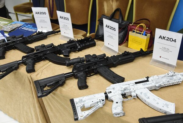 ما هي الدول التي تنتج بنادق كلاشنيكوف بموجب ترخيص روسي... منها عربية - سبوتنيك عربي