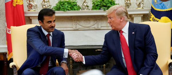 الرئيس الأمريكي دونالد يصافح أمير قطر الشيخ تميم بن حمد آل ثان في البيت الأبيض بالعاصمة الأمريكية واشنطن، 9 يوليو/تموز 2019 الرئيس الأمريكي دونالد يصافح أمير قطر الشيخ تميم بن حمد آل ثان في البيت الأبيض بالعاصمة الأمريكية واشنطن، 9 يوليو/تموز 2019 - سبوتنيك عربي