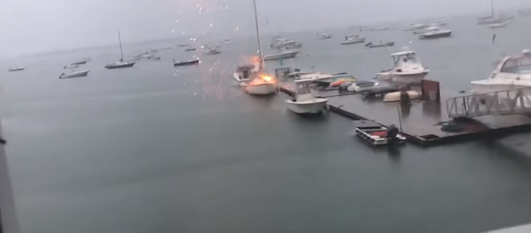 صاعقة تضرب قاربا وتتسبب بإحتراقه - سبوتنيك عربي
