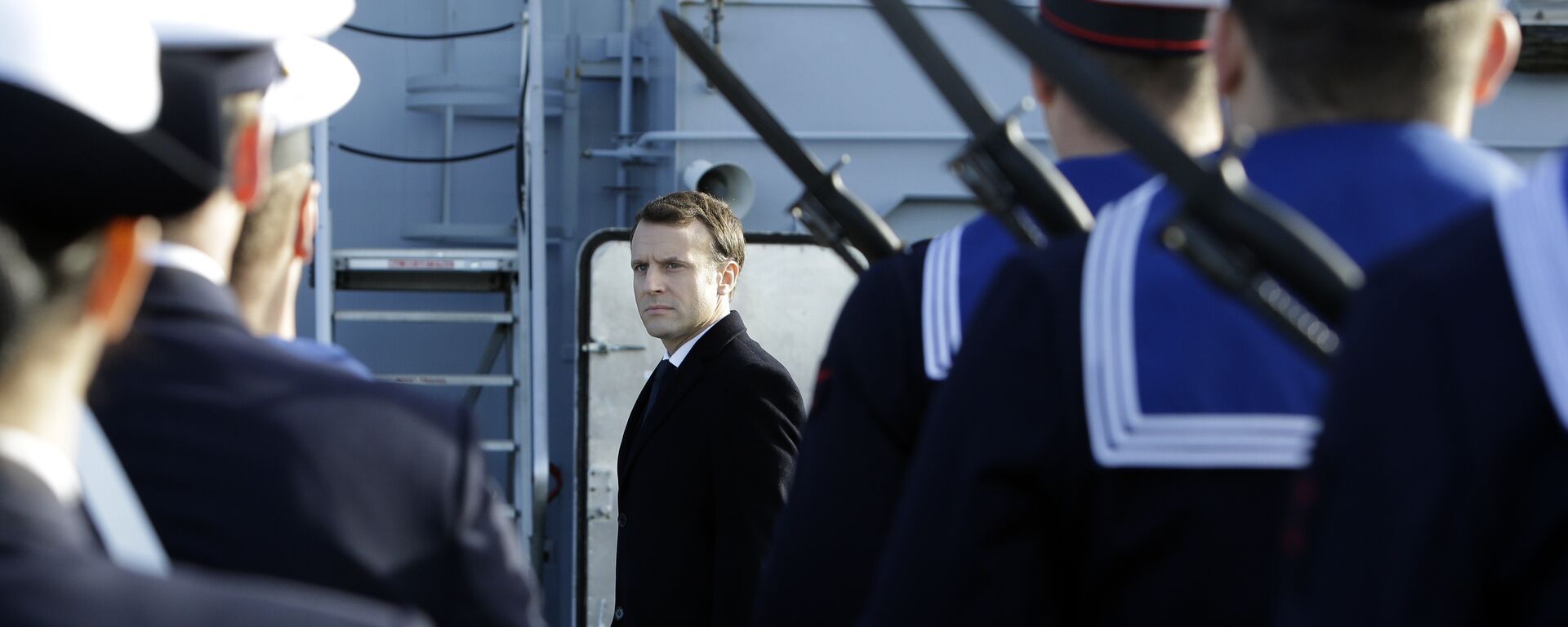 الرئيس الفرنسي، إيمانويل ماكرون، على ظهر سفينة تابعة للبحرية الفرنسية - الجيش الفرنسي - سبوتنيك عربي, 1920, 16.09.2021