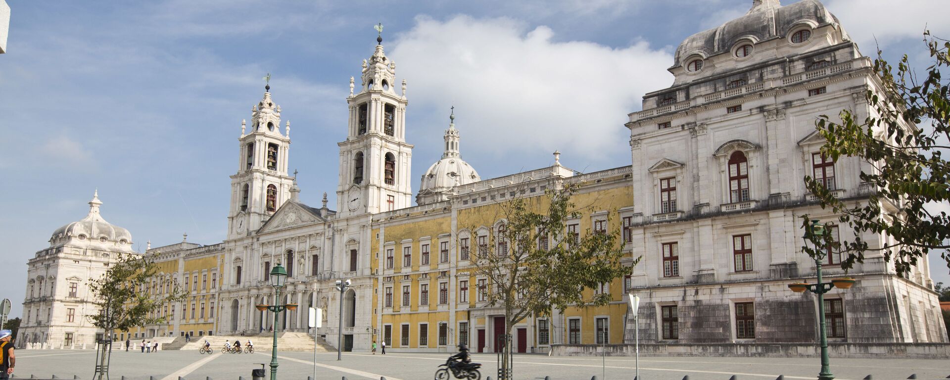 مبنى المفرى الملكي - القصر، الكنسية، الدير، حديقة سيركو، حديقة الصيد (تابادا) في البرتغال - يقع هذا الموقع على بعد 30 كم شمال غرب لشبونة، وقد بني في عهد الملك جون الخامس في عام 1711 الذي رغب من خلاله بتجسيد نظرته لمفهومي الملكية والدولة - سبوتنيك عربي, 1920, 21.09.2025