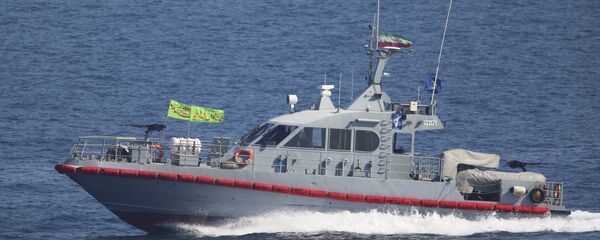 زورق تابع للحرث الثوري الإيراني في مضيق هرمز - سبوتنيك عربي