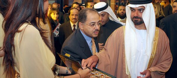 الشيخ حمدان بن زايد آل نهيان يتذوق الشوكولاتة في أحد متاجر لبيع الحلويات في باريس، فرنسا  22 نوفمبر/ تشرين الثاني 2007 - سبوتنيك عربي