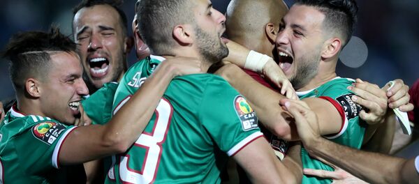 لاعبي الجزائر يحتفلون بالفوز على كوت ديفوار - سبوتنيك عربي